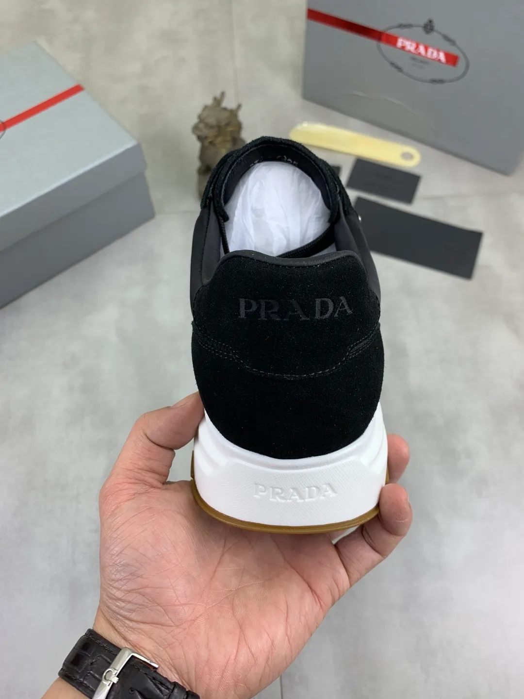 Men's shoes P560 💰 [New style] popular models are on the official website, 🆘 The trendy brand (Prada) mainly promotes popular models, avant-garde and versatile fashionable men's shoes private version mold opening, cowhide surface splicing 1:1.. Fashionable and simple, original imported cowhide lining cowhide feet; the atmosphere and personality are more fashionable, eye-catching and pursuing class. It will subvert the old ideas and be a must-have for fashionistas who want to spend time with you! Must keep it! Tall and comfortable, large and low, high-end quality workmanship. Code number: 38-44 (45 customized) 5️⃣ colors available.